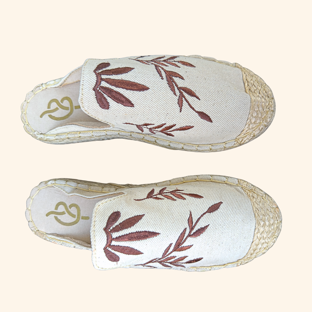 Zueco Bordado Flores Café